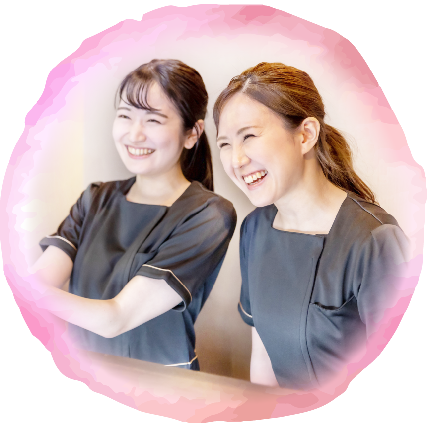 笑顔で働く女性イメージ