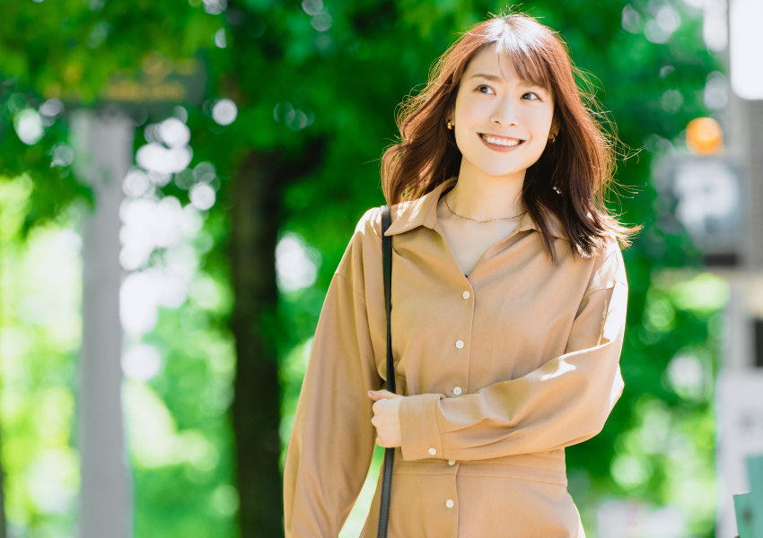 笑顔で働く女性イメージ
