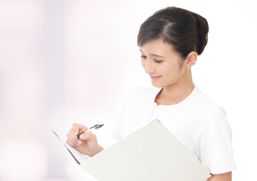 笑顔で働く女性イメージ